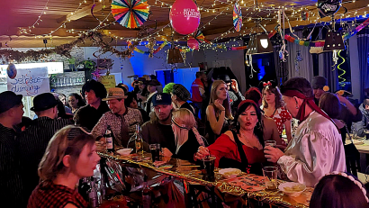 Bild: R. Kreuzer
Wer vom Tanzen und dem Umzug bei der Polonaise eine Pause brauchte, durfte an der Bar schon mal Zwischenstation halten.
