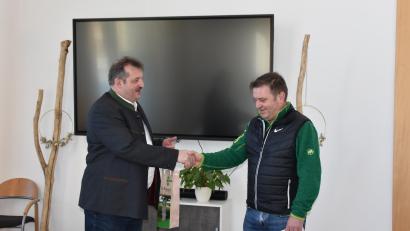 Bild: Stadt Schönsee/exb
Bürgermeister Reinhard Kreuzer überreichte die Ehrenamtskarte an Jörg Wurm (rechts).