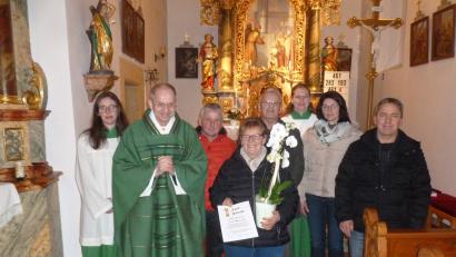 Bild: u
Maria Ott wird für 20 Jahre Mesnerdienst in der Weiherer Filialkirche Mariä Opferung geehrt (von links): Nicole Ott, Stadtpfarrer Johann Hofmann, Manfred Heinrich, Mesnerin Maria Ott, Kirchenpfleger Franz Reif, Katharina Ott, Evi Ott und Hermann Ott.