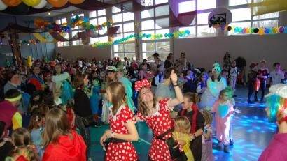 Bild: fla
Von Mickey Maus bis Fee: Bei einer Polonaise ging es beim Kinderfasching in Waldthurn rund.