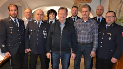 Bild: jr
Mehrere Mitglieder hat die Feuerwehr Neudorf-Rosenbühl für langjährige Mitgliedschaft und langjährigen Dienst geehrt. Im Bild (von links) Franz Stock, Bürgermeister Max Bindl, Kommandant Martin Wölfl, Johanna Pfohl, Franz Zinnecker, Vorsitzender Andreas Häckl, Josef Zinnecker, Gerhard Pfohl und Christian Wölfl.