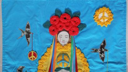 Bild: Wolfgang Steinbacher
Ihre Gedanken zu ihrem Heimatland haben vier Ukrainerinnen, die in Amberg leben, in diesem Wandbehang ausgedrückt: Die Frau trägt landestypische Tracht und einen Kranz aus Blumen und bunten Bändern auf dem Kopf.