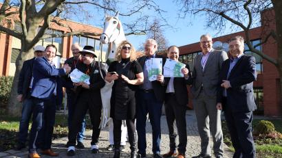 Bild: Pressestelle Stadt Weiden i.d.OPf./exb
Die "Mafiosi" der Schimmel AG versteigern ihren Gaul auch bei der Stadt Weiden.