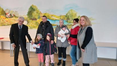 Bild: AWO-Kreisverband/exb
Einige Kinder kamen mit ihren Eltern (Mitte) zur Spendenübergabe ins „Haus der Pflege“ der Arbeiterwohlfahrt in Mitterteich. Kreisvorsitzender Edwin Ulrich (links), Geschäftsführerin Heike Laube (rechts) und Katrin Hoffmann (Zweite von rechts) vom BRK Wunsiedel, das bei der Vermittlung von Hilfeempfängern aus dem Landkreis Tirschenreuth geholfen hat, freuten sich über die Spendenbereitschaft.
