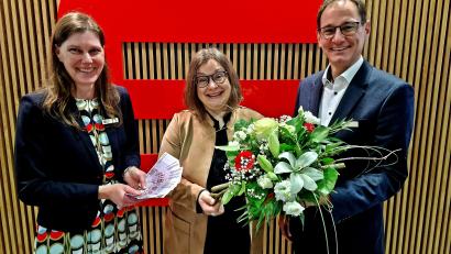 Bild: R. Kreuzer
Ingeborg Schröpf gewinnt 10.000 Euro beim PS-Sparen der Sparkasse. Katja Beer und Robert Stahl überreichten das Geld stellvertertretend an Schröpfs Tochter Alexandra (Mitte).