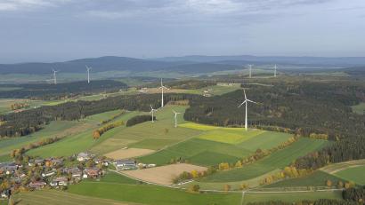 Bild: mür
Bei Bärnau stehen bereits Windkraftanlagen, der Stadtrat hat beschlossen weitere Vorrangflächen an den Planungsverband Oberpfalz-Nord zu melden. Das neue "Bürgerforum Windkraft mit Augenmaß" befürchtet aber den Bau von bis zu 22 Anlagen mit teils bis zu 250 Höhenmetern rund um die Stadt.