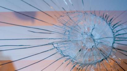 Symbolbild: Klaus-Dietmar Gabbert/dpa 
Der Flaschenwurf hat die Windschutzscheibe des Autos beschädigt.