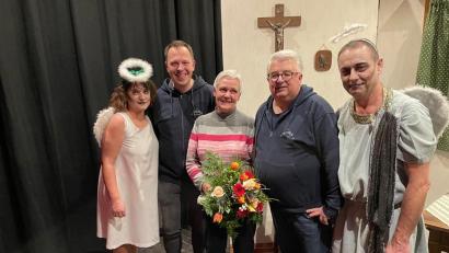 Bild: ld
Blumen für Jutta Graf, die alles regelt, was die Saalnutzung betrifft.