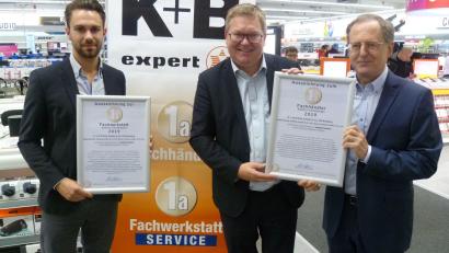Bild: usc
Oberbürgermeister Michael Cerny (Mitte) gratulierte dem Amberger Filialleiter Martin Heller (rechts) und stellvertretenden Serviceleiter Maximilian Artmann (links) zur Auszeichnung als „1a-Fachhändler“ und „1a-Fachwerkstatt“.