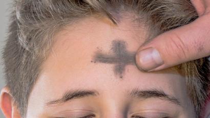 Bild: ads
Ein vom Priester auf die Stirn gezeichnetes Aschenkreuz mit der Erinnerung „Kehrt um und glaubt an das Evangelium“ oder „Bedenke, o Mensch, dass du Staub bist und wieder zum Staub zurückkehren wirst“ wird es heuer bei den Aschermittwochsgottesdiensten aufgrund der Corona-Pandemie nicht geben, aber dafür eine kontaktlose Alternative ohne Worte.