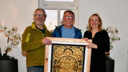 Bild: Verein "Licht für Kinder"/exb
Manfred Salcher und Peter Meckler überreichen Katharina Hage ein Mandala.