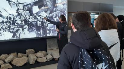 Bild: Jürgen Weich/exb
Konfirmanden aus dem Landkreis Schwandorf besuchten die KZ-Gedenkstätte in Flossenbürg