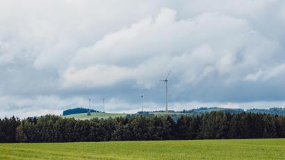 Bild: sfo
Im Windpark Ellenfeld betreibt die "Bürgerwindpark Ellenfeld GmbH & Co. KG" seit 2013 zwei Windenergieanlagen des Typs Enercon E-82 (zweites und drittes Windrad von rechts). Seit 1994/1995 befinden sich dort schon zwei Anlagen des Typs Enercon E-40. Künftig könnten in der Gemeinde Bärnau weitere Windräder errichtet werden, an denen auch eine Bürgerbeteiligung möglich sein soll.