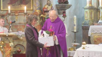 Bild: Christine Schwarz/exb
Als Sprecherin des Kuratbenefiziumsrats Paulsdorf gratuliert Christine Schwarz Pfarrer Bruno Todt zum 85. Geburtstag.