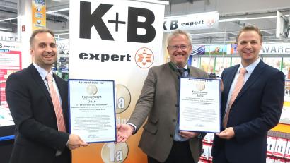 Bild: Hirsch
Oberbürgermeister Andreas Feller (Mitte) überreichte Fachmarktleiter Andreas Roith (rechts) und Serviceleiter Christian Weigert (links) die 1a-Urkunden.