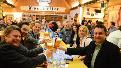 Bild: Kunz
Die Weidener CSU geht mit breiter Brust in den Politischen Aschermittwoch. Es prosten sich zu (von links) Benjamin Zeitler, Stephan Oetzinger und Albert Rupprecht sowie (rechts) Stephan Gollwitzer.