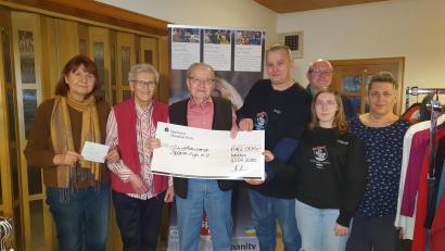 Bild: Lowak
Altbürgermeister Konrad Kraus (Dritter von links) und Ehefrau Anni spenden 2000 Euro an den Verein Space-Eye. Inge Trottmann (links) vom Katholischen Frauenbund schließt sich mit einer 300-Euro-Spende an. Andreas Lehner (Vierter von rechts) nimmt den Scheck im Namen des Vereins entgegen.