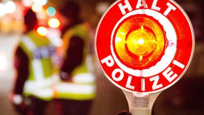 Symbolbild: Daniel Bockwoldt
Die Polizei stoppte einen 22-Jährigen mit dem E-Scooter, der drogentypische Auffälligkeiten zeigte.