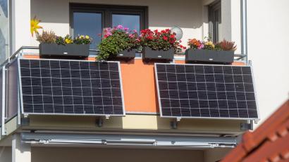 Symbolbild: Stefan Sauer/dpa
Solarmodule für ein „Balkonkraftwerk“ hängen an einem Balkon. Aus einer Kleingartenlage in Vilseck wurde ein Solarmodul gestohlen.