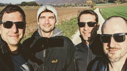 Bild: Volker Mehringer, Regionalliga
"Raus raus raus" heißt das neue Album der Amberger Band Regionalliga, das es auf allen gängigen Streamingplattformen zu hören gibt. Von links: Volker Mehringer, Christian Stöcklmeier, Lukas Raab und Simon Sattes.