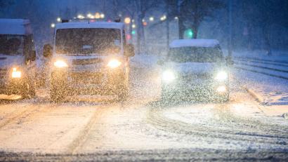 Symbolbild: Monika Skolimowska/dpa
Schnee und glatte Straßen führten am Samstag zu einigen Unfällen.