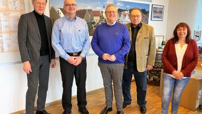 Bild: Maria Schuierer/Stadt Schwandorf/exb
Oberbürgermeister Andreas Feller (Mitte) hieß Karel Dyk (Zweiter von links) aus Karlsbad in Schwandorf willkommen. Schulleiter Johannes Werner (links), Schulleiter des CFG-Gymnasiums, ermöglichte mit Unterstützung von Ernst Schober (Zweiter von rechts), dem Vorsitzenden des Partnerschaftskomitees Schwandorf/Sokolov ein kurzes Praktikum von Karel Dyk am Schwandorfer Gymnasium.