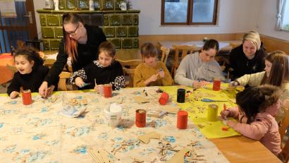 Bild: do
Konservendosen dienten den Kindern als Bastelvorlage, um daraus ideenreich Insektenhotels, Marienkäfer und Biene Majas zu zaubern.
