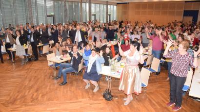 Bild: fz
Qigong und Yoga zwischendurch für die über 300 Frauen.