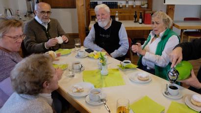 Bild: le
Dr. Heinrich Schroeter (dritter von rechts), ehemaliger SPD-Marktrat in Floß, erfreut im Klub 70 mit Bildern aus Franken.