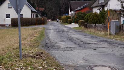 Bild: bkr
Ramponiert ist die als Sackgasse ausgewiesene Anliegerstraße und nicht für Schwerlastverkehr geeignet.