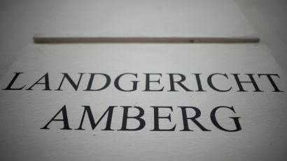 Archivbild: Daniel Karmann/dpa
Die Aufschrift Landgericht Amberg weist auf das Gerichtsgebäude hin.