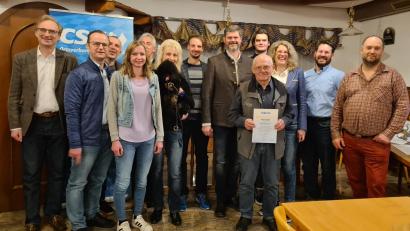 Bild: Kochherr/exb
MdL Alexander Flierl, Roland Forster, Peter Irlbacher, Franziska Irlbacher, Gerhard Peter, Tatjana Faderl, Kilian Mauderer, Wolfgang Prebeck, Peter Geiss, Maximilian Prebeck, Kerstin Krammer-Prebeck, Dominik Bösl und Wolfgang Schatz (von links) zeigt das Bild bei der CSU-Jahreshauptversammlung.