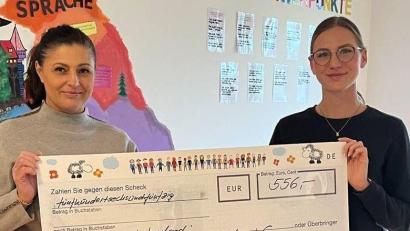 Bild: Anna Maria Meißner Wagner/exb
Nevin Yerlikaya (links) vom Verein Amberger Kinder helfen übergab den Scheck an Valeria Pundor vom Johanniter-Kindergarten.