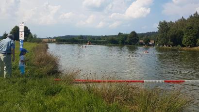 Archivbild: gi
Für den Badeweiher bei Tröbes entwickeln das Architekturbüro Rembold aus Nabburg und der Moosbacher Marktrat derzeit ein Konzept. Es eilt, weil die Vorschriften noch vor Beginn der Badesaison in Kraft treten müssen.