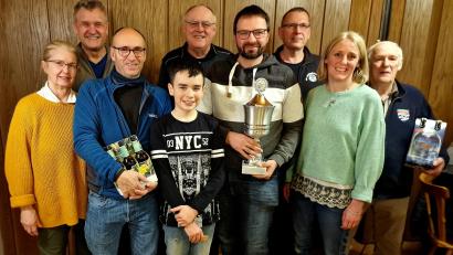 Bild: R. Kreuzer
Die Sieger im Pokalschießen mit Markus Pschierer (Vierter von rechts), 2. Platz Maria Sponsel (Zweite von rechts) und Max-Leo Engelbrecht (Sechster von rechts) mit Vorsitzenden Hans-Jürgen Gmeiner (Zweiter von links.)