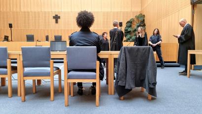 Bild: scm
Der Angeklagte wartet mit Fußfesseln alleine auf seinem Platz, während sich die Richter für Beratungen zurückgezogen haben. Gegen den 27-Jährigen wurde mittlerweile Haftbefehl erlassen.