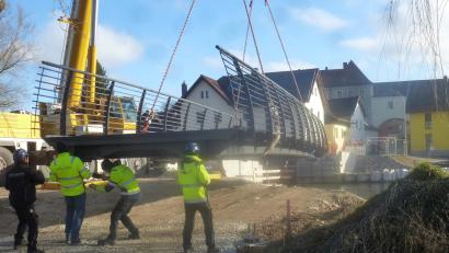 Bild: mad
Der Kran nimmt am Montagmorgen die neue Brückenkonstruktion über die Schwarzach an den Haken.