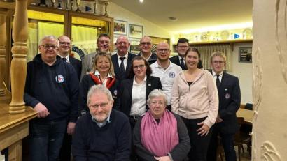 Bild: Maria Honig/exb
Die Wasserwacht-Ortsgruppe Vilseck-Sorghof ehrt langjährige Mitglieder (vorn, links nach rechts): Viktor Gmehling und Christine Schulz; hinten (von links): Franz Eglmeier, Maria Honig, Hannah Götz, Florian Meiler, Patricia Süß, Anton Wiesnet, Zweiter Vorsitzender Christian Kurz, Bürgermeister Hans-Martin Schertl, Vorsitzender Franz Kurz, Kreiswasserwacht-Vorsitzender Michael Schmid und Bastian Götz.