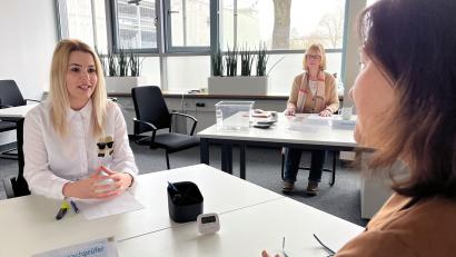 Bild: LfP/Stephanie Gräß/exb
Marija Mishovska Donchovska bei der mündlichen Fachsprachenprüfung am Landesamt für Pflege in Amberg.