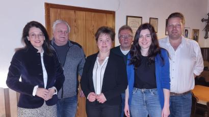 Bild: Annemarie Mösbauer/exb
MdB Martina Englhardt-Kopf gratuliert Sonja Meier (Dritte von links) und Andreas Sorgenfrei (rechts) zur Wiederwahl. Mit im Bild Reinhard Frisch, Eduard Kunschir und Susanne Hutzler.