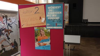 Bild: Gesundheitsamt WEN-NEW / Jenny Drat/exb
Im Weidener Jugendzentrum erarbeiten sich die Schüler ihre Lerninhalte zum Thema HIV/Aids selbst.