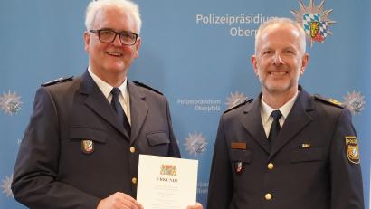 Bild: Polizeipräsidium Oberpfalz/exb
Erster Polizeihauptkommissar Armin Kott (links) wurde vom Polizeivizepräsidenten Thomas Schöniger in den Ruhestand verabschiedet.