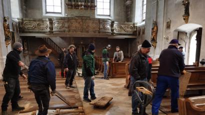 Bild: jow
Helfer aus der Pfarrei räumen im Vorfeld der Renovierung das Laiengestühl aus der Pfarrkirche St. Walburga in Lintach.