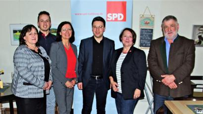 Bild: Josef Götz/exb
Beim SPD-Aschermittwoch (von links): MdB Marianne Schieder, Listenkandidat für den Landtag Martin Bauer, Bezirkstagskandidatin Karin Frankerl, Landtagskandidat Peter Wein, Ortsvorsitzende Lisa Wilhelm sowie Kreis- und Stadtrat Armin Schärtl.