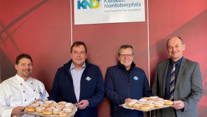 Bild:  Kliniken Nordoberpfalz, Michael Reindl.)
Christian Regner und Josef Plank von der Milchunion Weiden (Mitte) spendeten insgesamt 2000 Krapfen für die Patientinnen und Patienten der KNO. Dafür bedanken sich Küchenchef Ronny Hinderlich (links) und Karl Wittmann, Leiter der Wirtschaftsbetriebe (rechts).