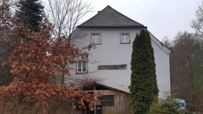 Bild: wb
Das Ortsrichterstüberl in Drahthammer bei Reuth bei Erbendorf war im Oktober 2022 am Amtsgericht Weiden unter den Hammer gekommen. Am Mittwoch sollte der Käufer des historischen Gebäudes verkündet werden, jedoch verschiebt sich der Termin erneut.