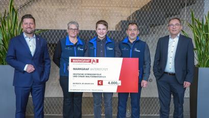 Bild: Markgraf/exb
Ein 4000-Euro-Scheck ging an den Verein Deutsche Syringomyelie und Chiari Malformation (DSCM). Im Bild (von links) Markgraf-Geschäftsführer Alexander Holzmüller, Kerstin Herdegen, Fynn Quast, Marco Beck und Markgraf-Geschäftsführer Liborius Gräßmann).