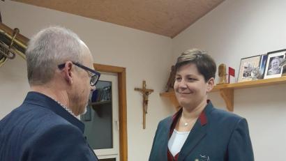 Bild: gri
Die neue Vorsitzende des Musikvereins Freudenberg, Kathrin Hösl, beim Maßnehmen. Die Jacke wird blau, das Modell auf dem Foto war nur für die Anprobe da.