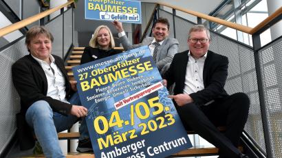 Bild: Stephan Huber
Sie freuen sich auf die 27. Auflage der Oberpfälzer Baumesse im Amberger Congresszentrum (von links): Harald Graf von der hp Werbeagentur, ACC-Geschäftsführerin Petra Strobl, Veranstalter Thomas Resch und Oberbürgermeister Michael Cerny.