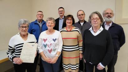 Bild: Rohrwild/exb
Die bestätigte Vorstandschaft des Seniorenkreises Stulln mit Bürgermeister Prechtl und Pfarrer Rosner und neuem Ehrenmitglied Hildegard Gerl (mit Urkunde): Helmut Kramer, Dagmar Lula, Irmgard Prechtl, Reinhardt Höreth und Rosemarie Höreth (von links); nicht im Bild Sieglinde Schottenheim.